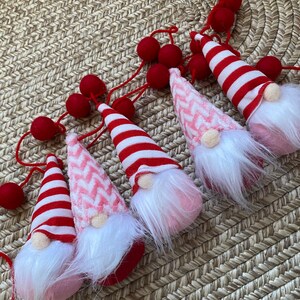 Five sweet Valentine’s gnomes on a garland in pinks and reds