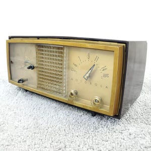 Radio con reloj a válvulas Motorola 62C1A AM MCM de baquelita marrón de estilo antiguo que no funciona