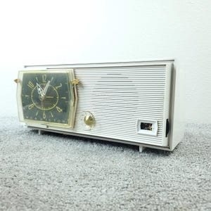 Vintage RCA Victor C-2E Tube Radio Clock Telechron AM Mid Century White Works
