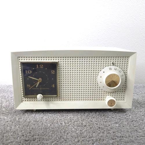 希少 ゼネラル・エレクトリック（GE）のモデルC530A AM/FM真空管ラジオ