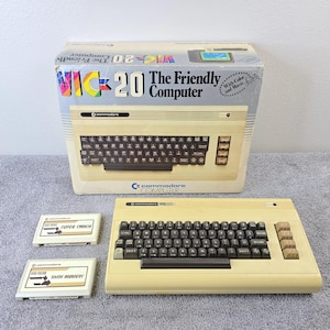 Computadora Commodore VIC-20 vintage con 2 cartuchos de juego y caja original sin probar