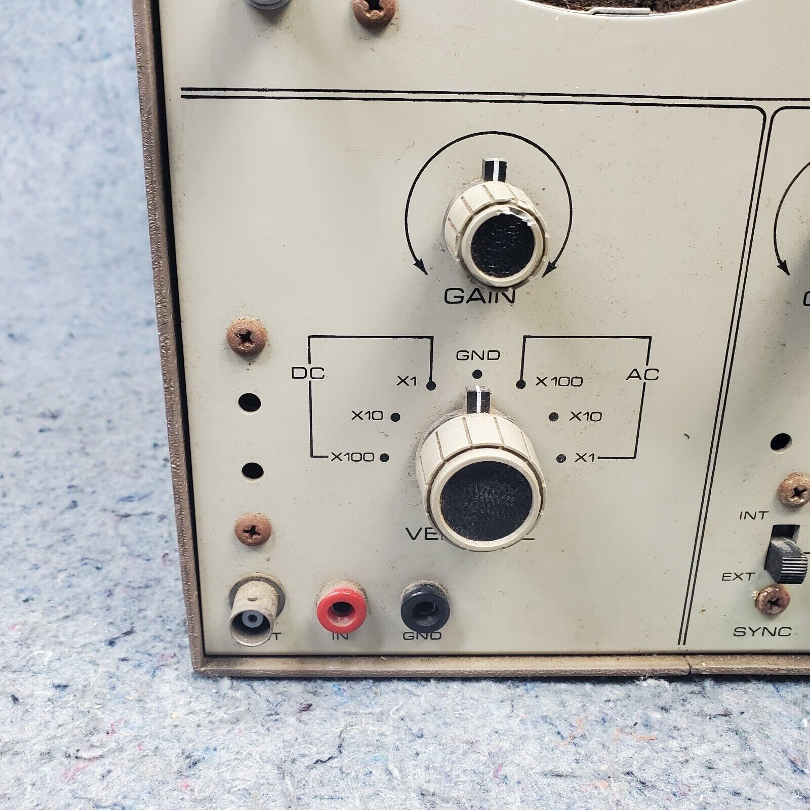 Vintage Heathkit Oscilloscope Model I0102 Analyzer Analog POWERS ON