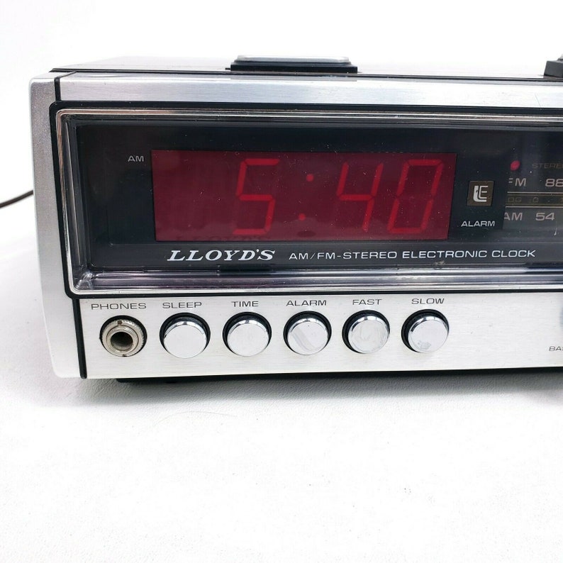 Lloyds Vintage Digital Alarm Clock Radio Retro Decor Silver Face Electronic J242