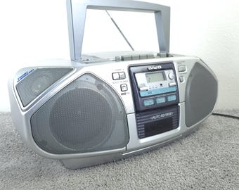 Radio portátil vintage Aiwa CSD-FD91 AM/FM con reproductor de CD y casete, función de inversión automática.