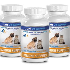 Puede incluir: Tres botellas blancas de suplementos para mascotas etiquetadas como "Advanced Complex" con una imagen de un cachorro y un gatito en la parte delantera. Las botellas están etiquetadas como "Recomendado por veterinarios" y "Soporte inmunológico".