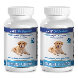 Puede incluir: Dos botellas blancas de suplementos masticables para perros etiquetadas como "Advanced Complex | 90 Chewables Tablets" y "Veterinarian Recommended". Las botellas presentan una etiqueta azul y blanca con el texto "Immune Support" y una imagen de un perro golden retriever.