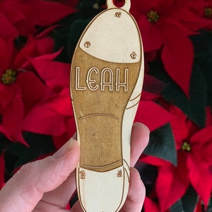 Personalisierter Stepptanz Schuhschmuck für Ihren Tänzer - mit einer Lasergravur aus Ahornholz und dem Namen Ihrer Wahl, einzigartigem Feiertags- oder Weihnachtsgeschenk