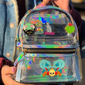 Mini mochila holográfica transparente: bolsa cápsula transparente con ribete brillante. Apta para festivales, viajes, escuela y estadios.