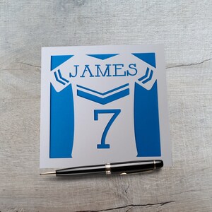 Carte d'anniversaire personnalisée de football, carte d'anniversaire pour lui, carte personnalisée de maillot de football, choisissez n'importe quel nom et âge.