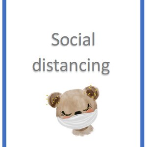 Op de afbeelding: Een bruine teddybeer die een wit mondkapje draagt met de tekst "Social distancing" op een witte achtergrond.