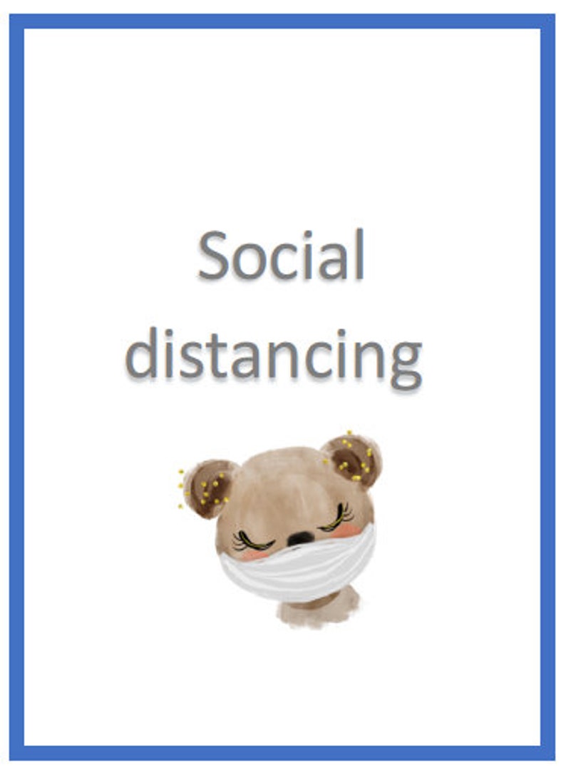 Op de afbeelding: Een bruine teddybeer die een wit mondkapje draagt met de tekst "Social distancing" op een witte achtergrond.