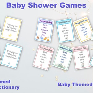Op de afbeelding: Een set baby shower-spelkaarten in blauw, roze en groen. De kaarten bevatten verschillende babygerelateerde thema's, waaronder het verschonen van een luier, het voeren van vast voedsel en een ziekenhuistas. De tekst op de kaarten bevat zinnen als "Het verschonen van de luier van de baby" en "Ziekenhuistas".