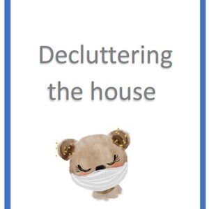 Op de afbeelding: Een cartoonillustratie van een bruine beer die een wit mondkapje draagt. De tekst "Decluttering the house" staat boven de beer.