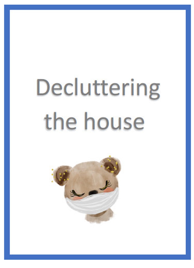 Op de afbeelding: Een cartoonillustratie van een bruine beer die een wit mondkapje draagt. De tekst "Decluttering the house" staat boven de beer.
