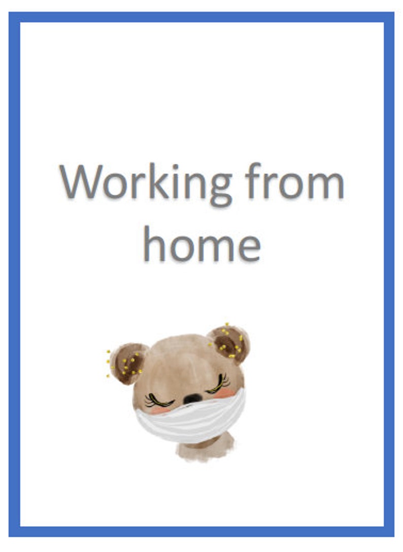 Op de afbeelding: Een bruine teddybeer die een wit mondkapje draagt met zijn ogen dicht. De tekst "Thuiswerken" staat boven de beer.
