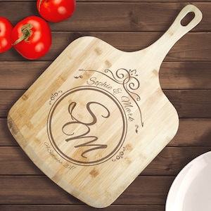 Personalized Wedding Pizza Serving Tray, Custom Engraved Wooden Pizza Paddle, Customized Bamboo Cutting Board with Handle Wedding Gifts