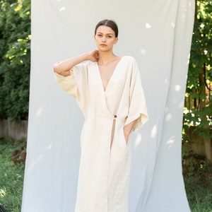 Robe portefeuille en lin DATE .  Vêtements en lin pour femmes. Peignoir en lin, robe longue en lin
