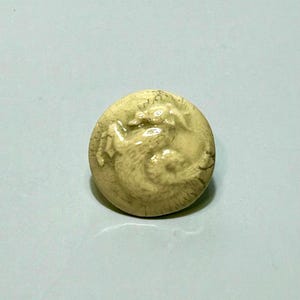Adorable épinglette en céramique du signe du zodiaque du Capricorne | Fait main avec épinglette en laiton plaqué nickel | Astrologie Capricorne-chèvre de mer