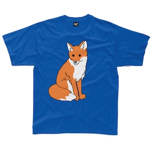 Op de afbeelding: Een koninklijk blauw t-shirt met een cartoon afbeelding van een zittende oranje vos met witte accenten.