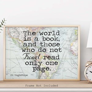 Può includere: Una stampa incorniciata con uno sfondo di mappa del mondo vintage e una citazione che recita: "Il mondo è un libro, e coloro che non viaggiano leggono solo una pagina." La citazione è attribuita a Sant'Agostino. La cornice non è inclusa.