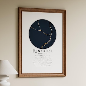 Puede incluir: Un póster enmarcado con un círculo azul marino y detalles dorados en forma de vetas. La palabra "KINTSUGI" aparece debajo, con caracteres japoneses encima. El póster está enmarcado en madera.