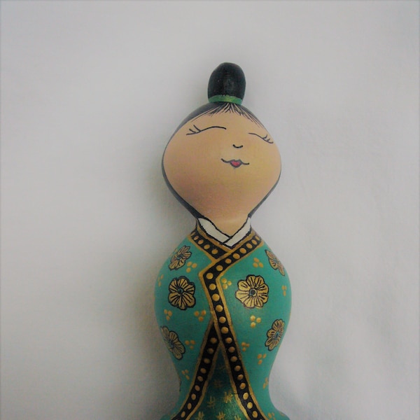 kokeshi en bois recyclé sculptée et peinte à la main wooden kokeshi doll