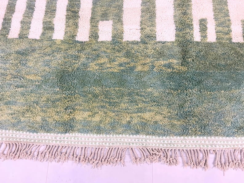 Fringed edge of green Berber rug with tight weave and thick wool – durable Moroccan floor decor