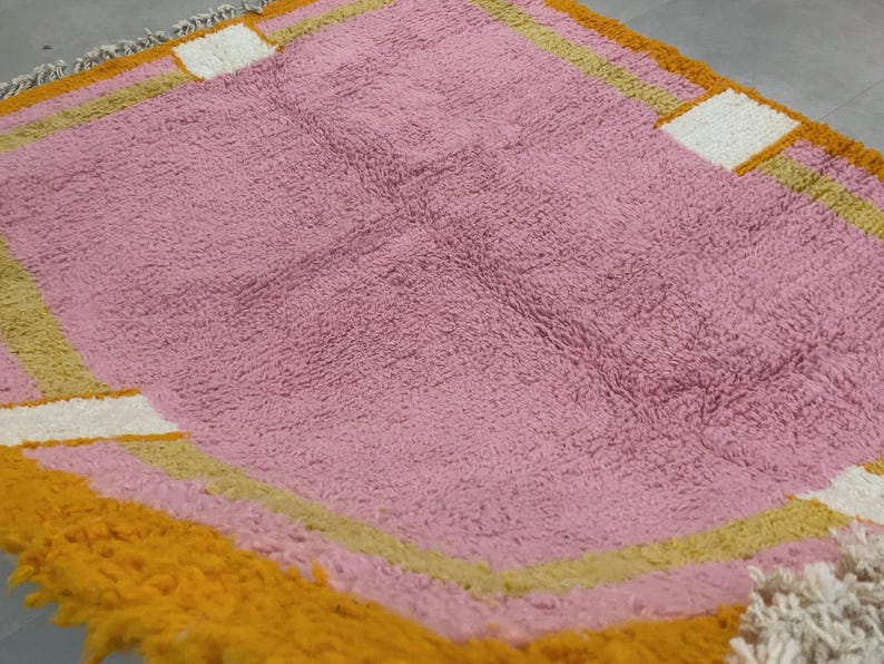 High-quality wool shag rug, ideal for bedrooms and nurseries.