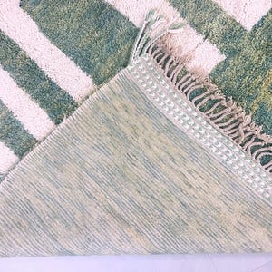 Detailed shot of rug edge with tight weaving and two-tone wool threads – durable handmade green Moroccan rug for boho homes