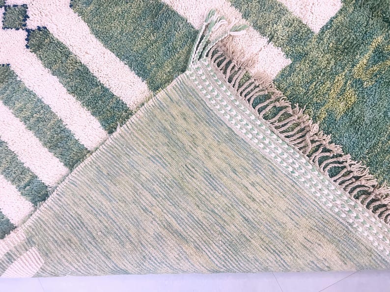 Detailed shot of rug edge with tight weaving and two-tone wool threads – durable handmade green Moroccan rug for boho homes