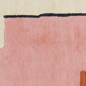 K&ouml;nnte beinhalten: Abstrakter geometrischer Teppich in Creme-, Rosa- und Oranget&ouml;nen. Der Teppich hat einen dicken, strukturierten Flor.