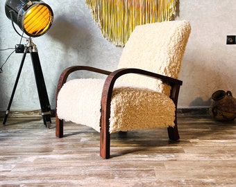 Elegant Walnut Lounge Chair - Cozy Sherpa Accent Chair for Living Room & Workspace - Customized High-End Present.