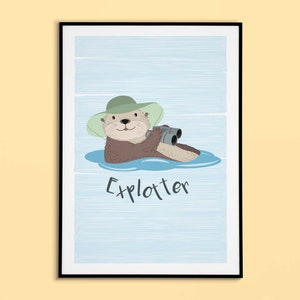 Könnte beinhalten: Eine Cartoon-Illustration eines Otters, der einen grünen Hut trägt und ein Fernglas hält, auf blauem Wasser schwimmt mit dem Text "Explorer" darunter. Der Hintergrund ist hellblau mit weißen Streifen.