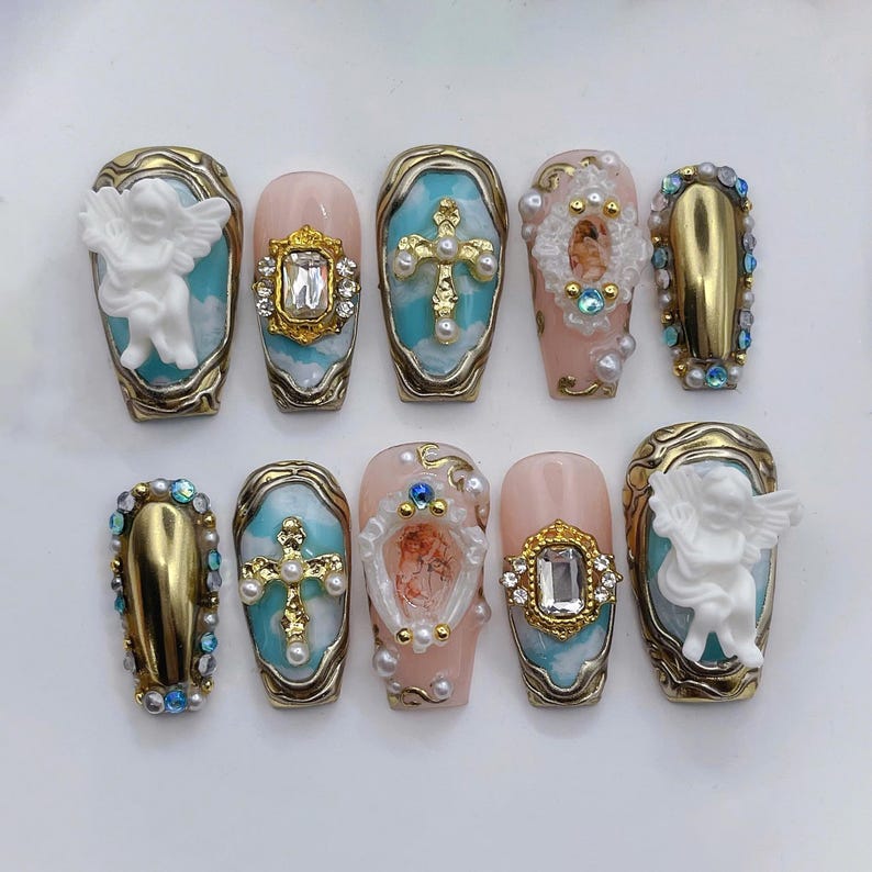 Handgjorda pressnaglar, 3D barockängel och guldkors med renässanskonst, lyxig anpassad form och längd, present till henne bild 1