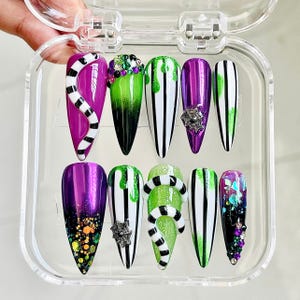 Uñas postizas inspiradas en Beetle Juice • The Juice Is Loose • It’s Showtime • The Sandworm • Uñas espeluznantes de Halloween • Uñas de películas de terror 2 U88