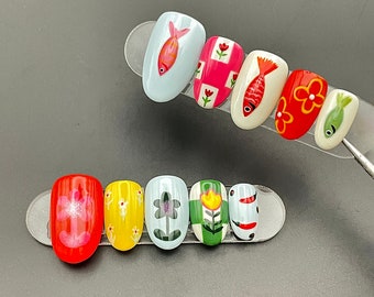 Ongles peints à la main avec poissons et fleurs - Faux ongles en gel réutilisables