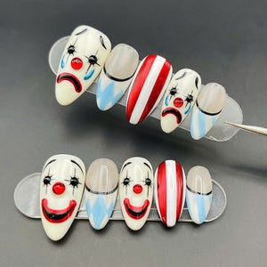 Presse Clown de cirque 3D de mauvaise humeur sur les ongles - Clowns effrayants heureux et tristes Conseils français Ongles d&#39;Halloween - Colle réutilisable sur les ongles Z86