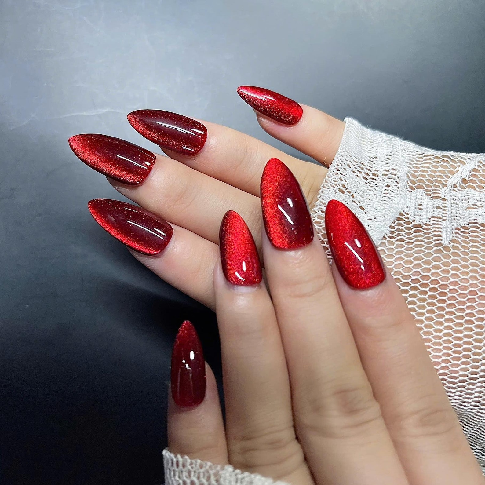 Cat-eye magnetic polish short almond nails