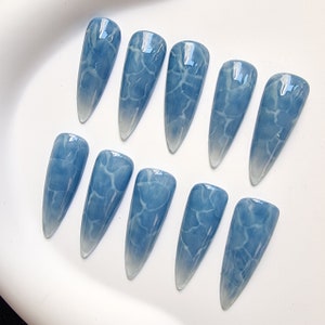 Verre bleu eau scintillant longue pression sur les ongles - ensemble d'ongles de fête personnalisé tendance bel océan mer, faux ongles en gel colle sur les ongles de fête N16