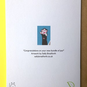 Op de afbeelding: Wenskaart met een kattenpootillustratie. De kaart heeft een kleine afbeelding van een kattenpoot op een blauwe achtergrond. De tekst op de kaart luidt "Gefeliciteerd met je nieuwe bundel vreugde!" en "Artwork by Sally Bradforth."
