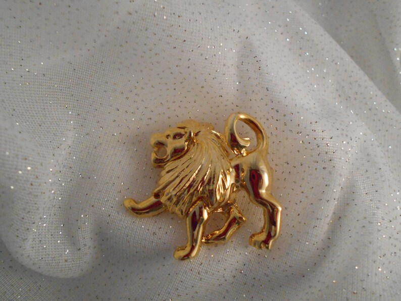 Small Lion Brooch Pin Scarf Pin Pendant Vintage Jewelry Gift Leo August Birthday Gift Idea NOS Goldtone Lion Brooch Pin Pendant Jewelry
