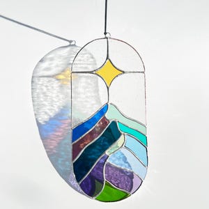 Buntglasberge, Buntglas Suncatcher Bergwandkunst, Buntglasfensterbehänge, Bergdekor