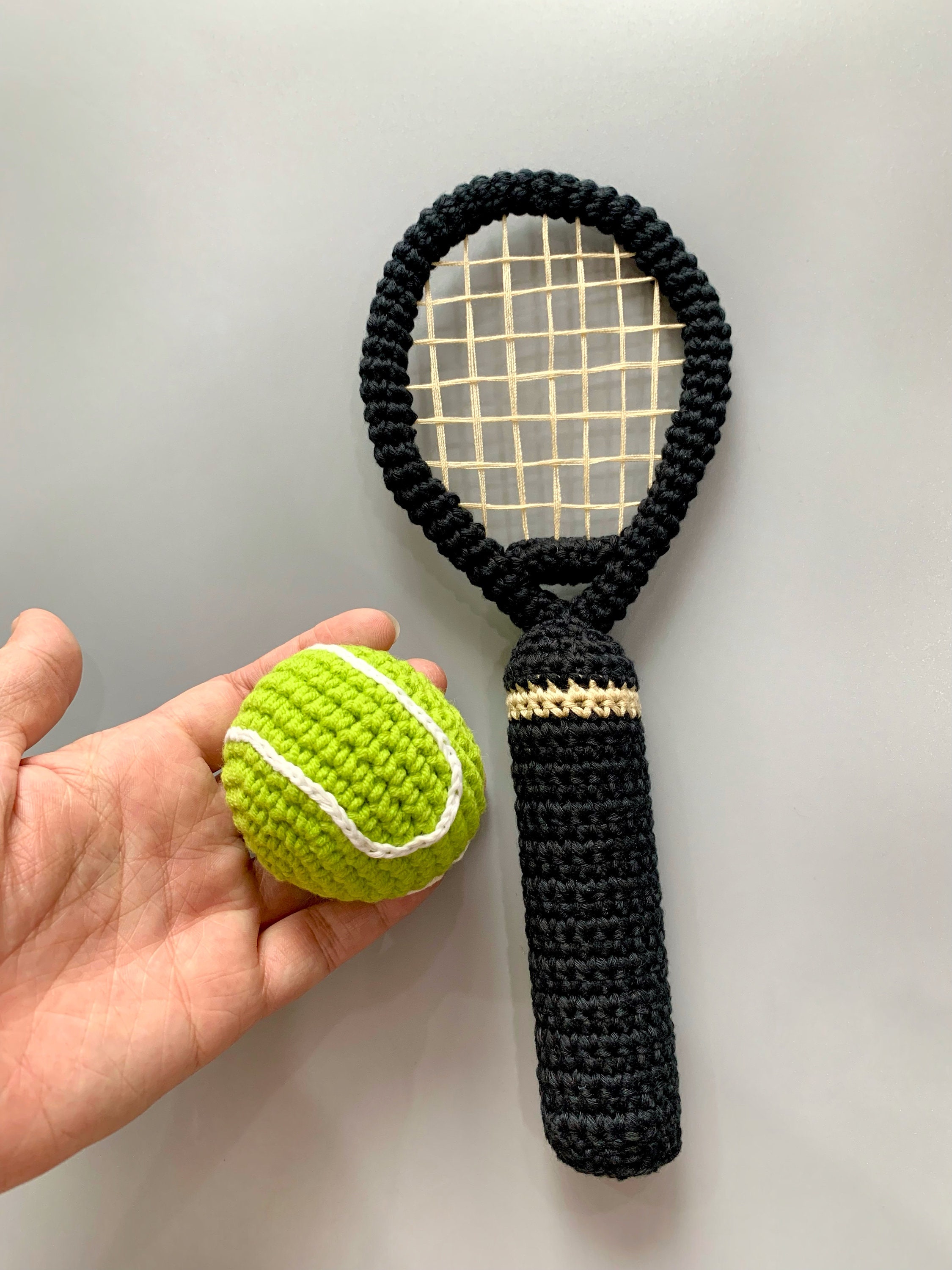 Raquette De Tennis Bébé Avec Balle - Jouet Sensoriel Avec Hochet Et Couineur - Dès La Naissance