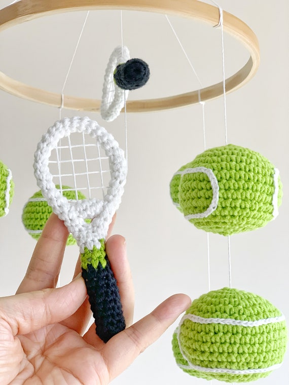 Movil de bebe con pelotas de tenis y raquetas de ganchillo guarderia para bebes con pelotas