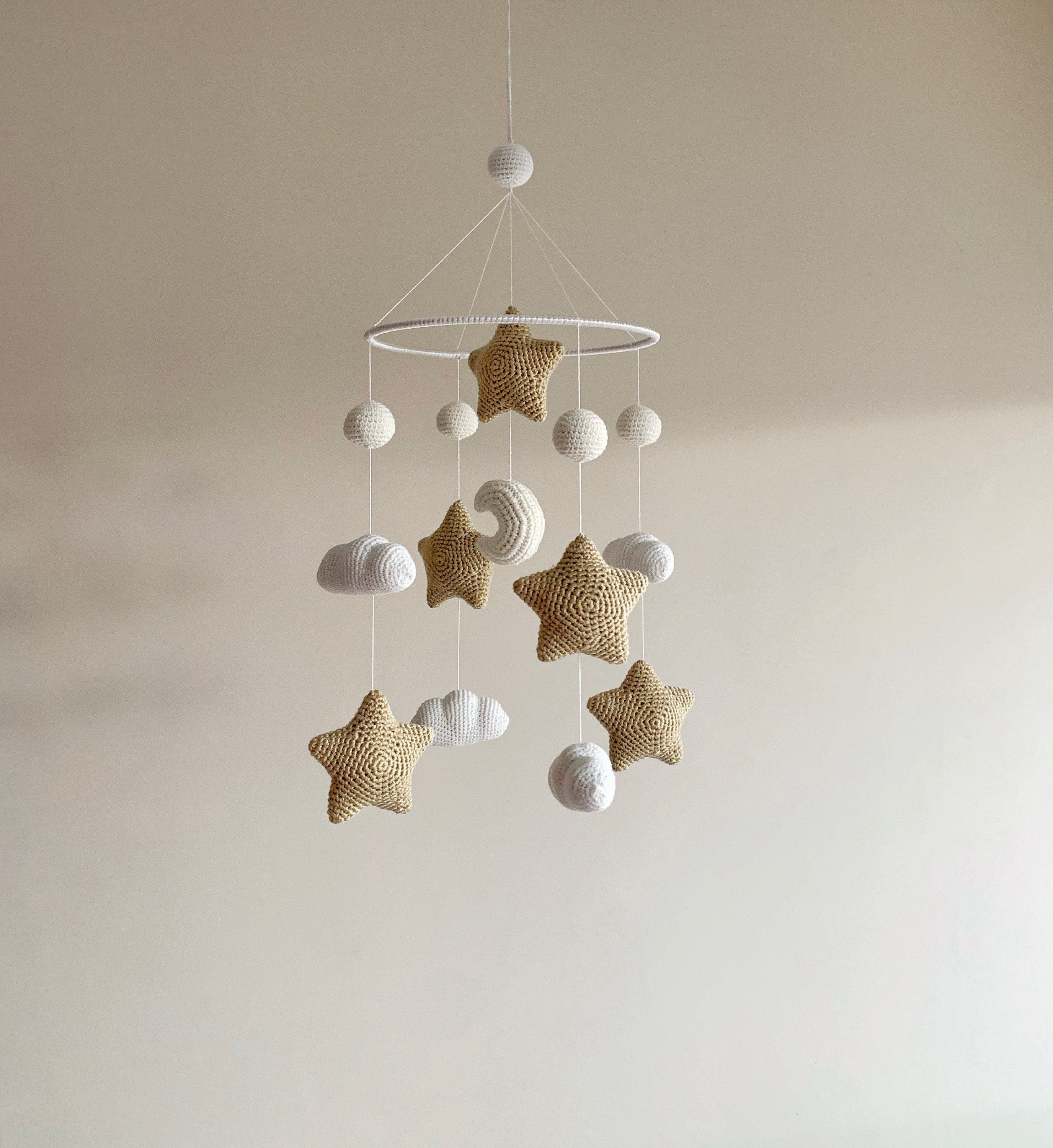 Mobile per neonati con stelle e nuvole all'uncinetto, Mobile per neonati con stelle fatto a mano, Cameretta per neonati con stelle all'uncinetto, Ornamenti, Regalo di compleanno, Regalo di Natale.
