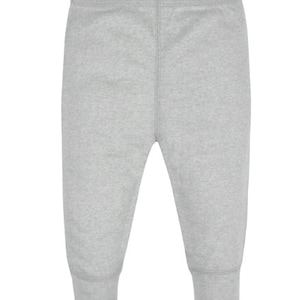 May include: Light grey baby trousers with an elasticated waistband and ribbed cuffs at the ankles. The trousers are made of a soft, knitted fabric, suitable for everyday wear. The design is simple and classic.
