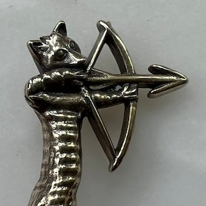 Archer Cat Medieval Marginalia - Insignia / Pin de Peregrino - HEMA, Rapier, SCA, LARP, Recreación