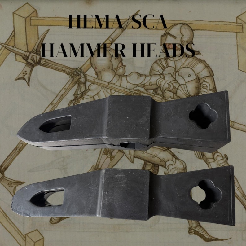 Puede incluir: Dos cabezas de martillo de color gris oscuro con un cuerpo rectangular y un extremo puntiagudo. Cada cabeza de martillo tiene una abertura en forma de ojo de cerradura y un recorte decorativo de cuatro hojas. Incluye el texto "HEMA SCA HAMMER HEADS".