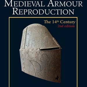 Op de afbeelding: Boekomslag met de titel "Techniques of Medieval Armour Reproduction" met een afbeelding van een middeleeuwse helm. De tekst bevat "The 14th Century, 2nd edition" en de naam van de auteur, Dr. Brian R. Price.