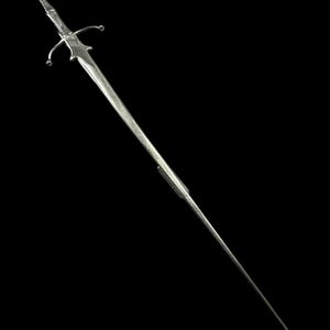 Puede incluir: Una espada larga plateada con una empuñadura en forma de cruz y una hoja larga y delgada. El texto "Longsword Feder Pin" está encima de la espada. La espada está sobre un fondo negro.